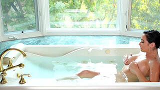 Karlee Grey Joins Her Best Friend Kendra Spade In The Bathtub For A Wet Session Before Her Date