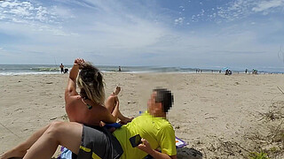 Milf makes stranger ejaculate with skillful handjob right on the beach