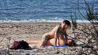 Beach sex between two passionate lovers. Female Squirting Orgasms at 7.40 and 13.25 - - Video shot with my new telephoto lens