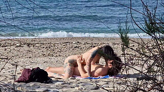 Beach sex between two passionate lovers. Female Squirting Orgasms at 7.40 and 13.25 - - Video shot with my new telephoto lens