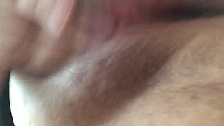 Horny teen stretches her pussy