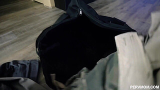 Big butt blonde milf stepmother discovers her stepson watches stepmom porn