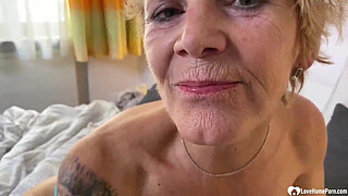 MILF gives a closeup of her cunt