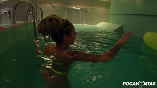 Pocahontas giving her butt and pussy in the pool (WITHOUT A CONDOM) Big arse Brunette doing anal sex at pool | Official Pocahontas & Gallego Bsb |