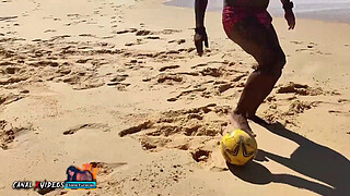 PERDEMOS A BUCETA E BOQUETE NO FUTEBOL PARA UM MOÇO QUE APARECEU DO NADA NA PRAIA - TRISAL - THREEWAY