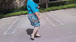 I let the maintenance guy see my legs & he got very horny and filled my pussy with his cum