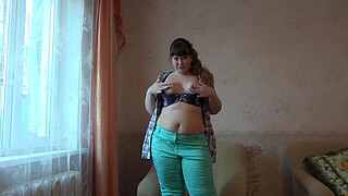 BBW masturbates her clit and her pussy