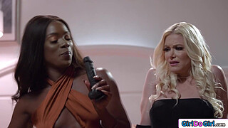 Seren Siren has first lesbian experience