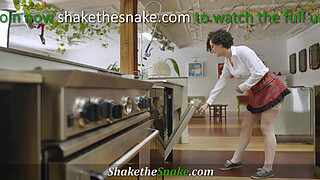 Shake the Snake - My Friend is Stuck In The Dishwasher!!