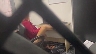 BIG BUTT MILF CAUGHT MASTURBATING IN THE OFFICE AT LUNCH TIME