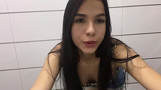 Chica Deportiva Con un Gran Culo Se Masturba. Tembloroso Orgasmo en el Baño y te habla en Español