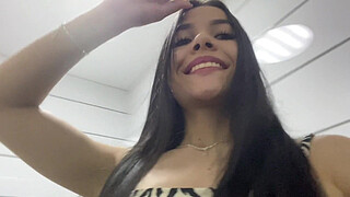 Chica Deportiva Con un Gran Culo Se Masturba. Tembloroso Orgasmo en el Baño y te habla en Español