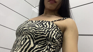 Chica Deportiva Con un Gran Culo Se Masturba. Tembloroso Orgasmo en el Baño y te habla en Español