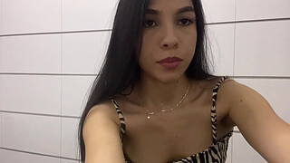 Chica Deportiva Con un Gran Culo Se Masturba. Tembloroso Orgasmo en el Baño y te habla en Español