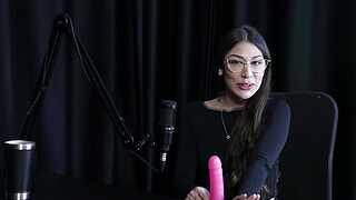 Beauty shows how to give a good blowjob, kisses the blonde and shows her beautiful breasts - Melina Khalifa (WATCH ON: SHEER/RED)