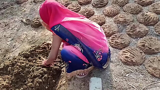 The village Bhabhi went to the edge of the village to throw cow dung and started getting her pussy fucked