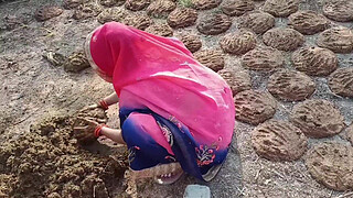 The village Bhabhi went to the edge of the village to throw cow dung and started getting her pussy fucked