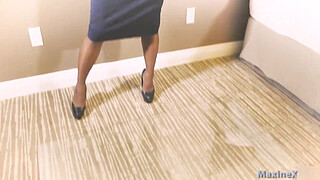 Insatiable! Alec Knight Facializes Maxine As She Rides A New Sybian!