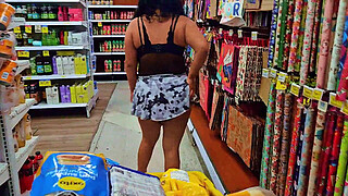 Venezuelan hotwife flashing her big booty in a supermarket in Medellin, Colombia (Cuckold filming)
