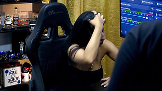 Renatinha Mello leaves Ruan's penis hard as a rock with just one kiss, she gave his cock a nice touch - Podcast Pápum no Barraco!