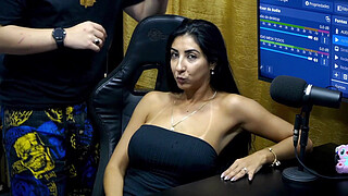 Renatinha Mello leaves Ruan's penis hard as a rock with just one kiss, she gave his cock a nice touch - Podcast Pápum no Barraco!