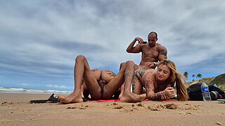 Friends like to fuck on the beach to admire nature.