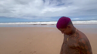 Friends like to fuck on the beach to admire nature.