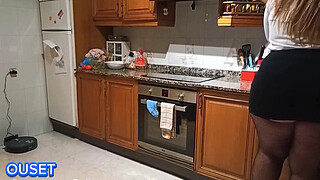 Latina with a huge arse is caught in the kitchen