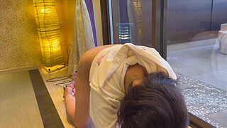 A female college student can't have sex with her boyfriend because she's in a long-distance relationship, so she can't hold back and fulfills her sexual desires with piston masturbation.