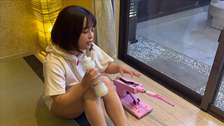 A female college student can't have sex with her boyfriend because she's in a long-distance relationship, so she can't hold back and fulfills her sexual desires with piston masturbation.