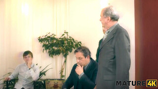 MATURE4K. Old Elle with massive tits fucked her gardener in doggy and ended up in court