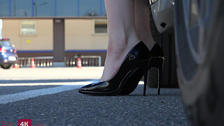 Boss with help of booty plug convinces secretary to try anal