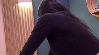 Masseuse caught the client jerking off and gave him a happy ending massage