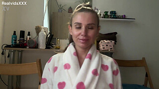 Watch in close-up view how this woman gets pleasure stimulating her anus