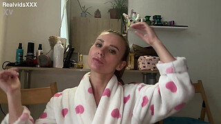 Watch in close-up view how this woman gets pleasure stimulating her anus