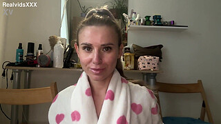 Watch in close-up view how this woman gets pleasure stimulating her anus