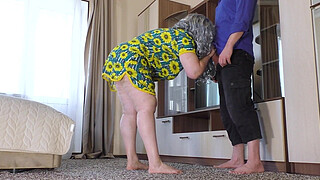 Sex at home with a MILF when she invited a neighbor to fuck her in the arse